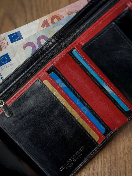 Kožená, vertikálna pánska peňaženka z dvojfarebnej RFID prírodnej kože