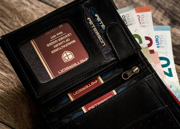 Vertikálna pánska peňaženka vyrobená z RFID prírodnej kože